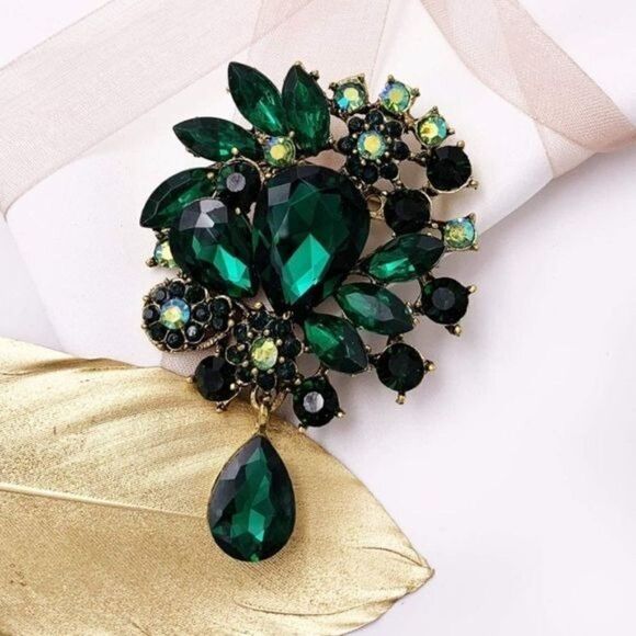 Yellow Gold with Emerald Green Austrian Crystal Flower Teardrop Brooch - Picture 3 of 4